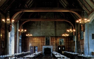Gambier OH Kenyon College Chase Memorial Tower y Pierce Hall postal sin usar - Imagen 1 de 2