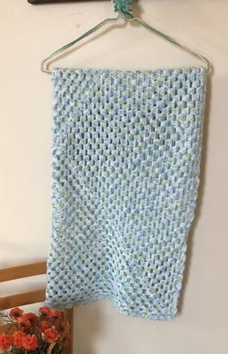"Manta de colección hecha a mano de punto abierto de ganchillo 34x34"" cuadrada azul verde blanco bebé niño" Foto 1 de 4