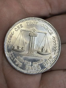 The International Silver Trade Unit 1 Troy Ounce 1975 - Picture 1 of 2