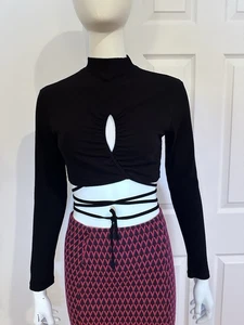 Top corto CH Trendy negro acanalado manga larga ojo de cerradura talla mediana - Imagen 1 de 14