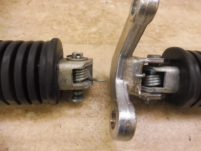 Suzuki GS300L S764-1* 1983 estriberas delanteras del piloto Foto 1 de 4