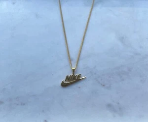 Nike Swoosh Colgante 20" Collar de Cadena - Chapado en Oro - Regalo de Navidad OFERTA - Imagen 1 de 1