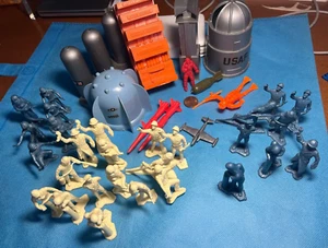 Rare Vintage Marx Toy Parts CAPE CANAVERAL MISSILEs Rockets Space Port Figures - Picture 1 of 15