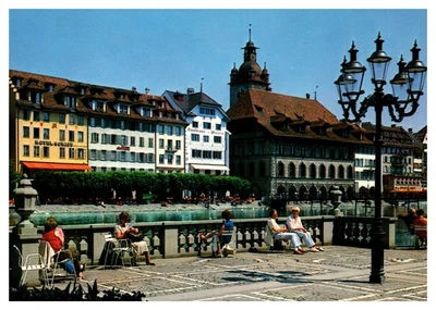 Postal Suiza Lucerna - Gente sentada a lo largo del río Reuss Foto 1 de 2