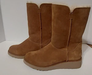 BOTAS PARA MUJER KOOLABURRA BY UGG KOOLA CORTAS GAMUZA CASTAÑO PIEL DE OVEJA TALLA US 7 - Imagen 1 de 8