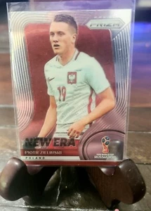 2018 Panini Prizm WORLD CUP Piotr Zielinski (Polen) NEW ERA #NE-22 - Bild 1 von 2