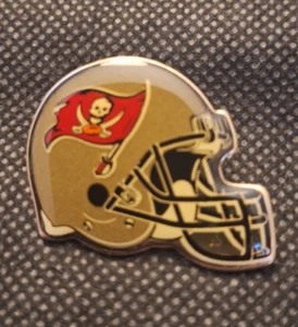 Football Helmet Pinback   e9692UXX - Picture 1 of 2