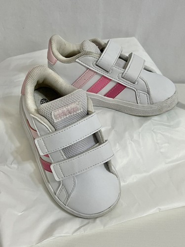 Scarpe da ginnastica SCARPA Adidas per ragazze Grand Court 2.0 bianche rosa a steli taglia USA 6K