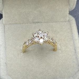 Anello a grappolo in oro 9 kt con diamanti - Foto 1 di 8