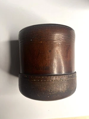 Taza de dados de cuero cosida vintage acanalada interior pátina marrón oscuro parte inferior redonda Foto 1 de 4
