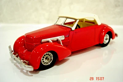 MODELS OF YESTERYEAR  1937 CORD 812  SUPERCHARGED SEDAN Y-18  SCALE 1;43 - Image 1 of 4