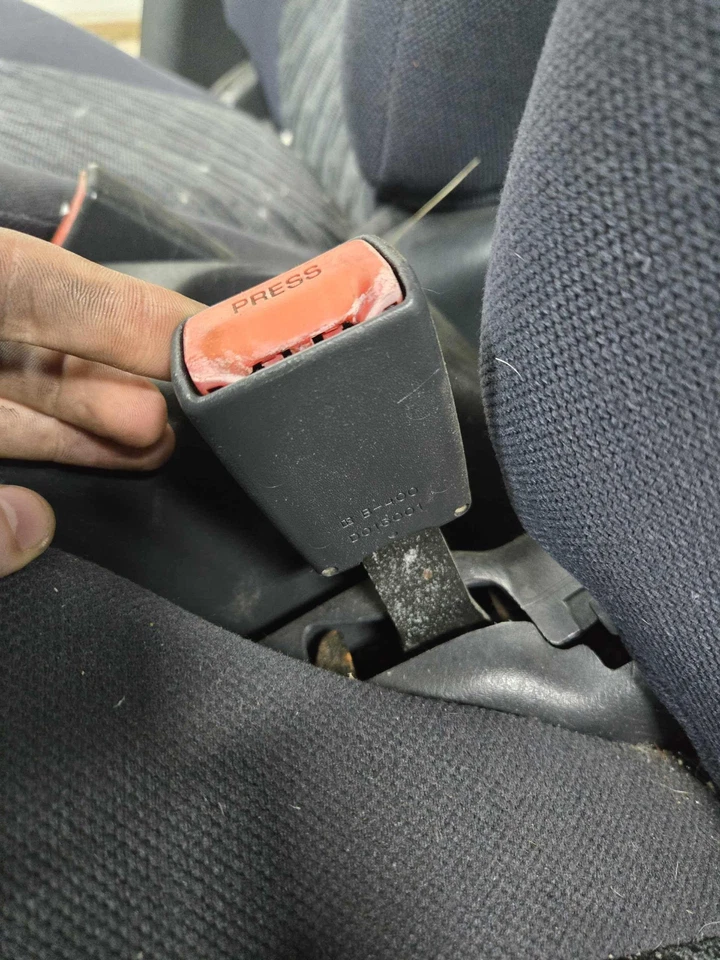 Toyota RAV-4 1998-2000 hebilla de cinturón de seguridad del conductor gris OEM 7323042050B1 Foto 1 de 1