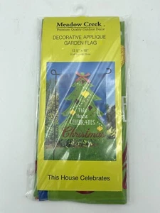 Garten Flagge Meadow Creek Weihnachtsbaum 18" Dieses Haus feiert Weihnachten - Bild 1 von 5