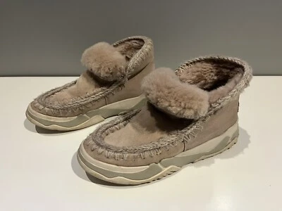 MOU Botín Esquimal Piel de Oveja/Lana Beige con Costura, Línea de Piel - Talla 39/8 (EE. UU.) Foto 1 de 4