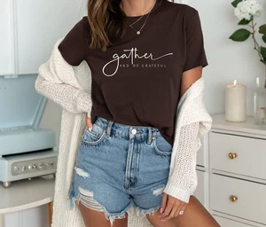 Thanksgiving T-Shirt für Damen, Gather and Be Grateful Tee, Rundhalsausschnitt - Bild 1 von 10