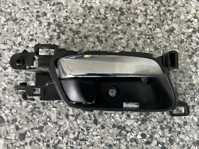 Abridor de manija interior puerta delantera Honda Accord 2013-2017 lado del pasajero Foto 1 de 2