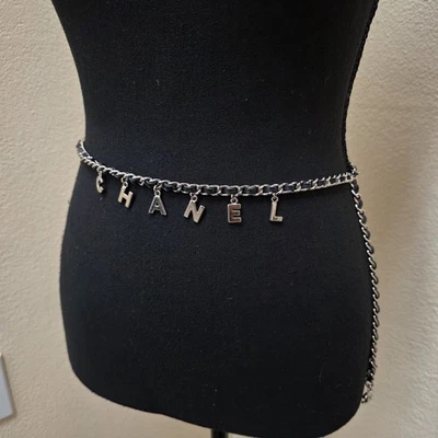 Cinto com logotipo charme corrente Chanel - Imagem 1 de 4