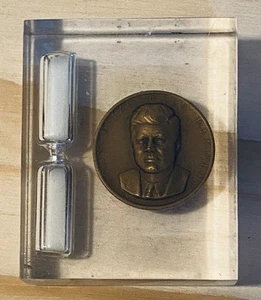 President John F Kennedy JFK Commemorative Lucite Paperweight Hourglass & Coin - Picture 1 of 9