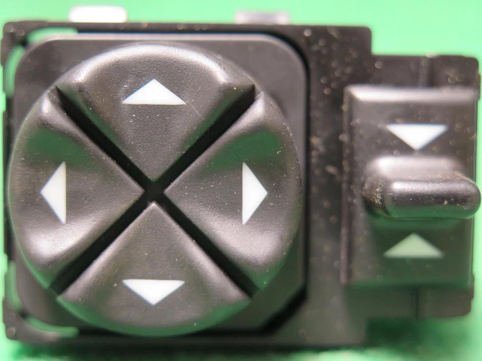 10418008 GM MASTER LH POWER MIRROR CONTROL SWITCH 1997-2004 BUICK CENTURY REGAL - Imagem 1 de 1