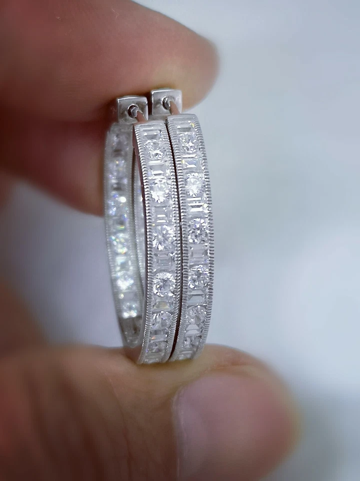 Pendientes de aro de 3 quilates con diamantes simulados chapados en oro blanco de 14 quilates con bloqueo seguro Foto 1 de 4