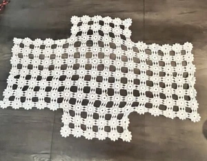 De colección Blanco Ganchillo Floral Encaje Mesa Larga Corredor Boho Cabaña DEFECTOS - Imagen 1 de 8