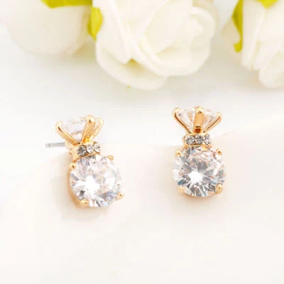 Preciosos impresionantes aretes rellenos de oro de 18 quilates con diamantes simulados de 8 mm para mujer Foto 1 de 3