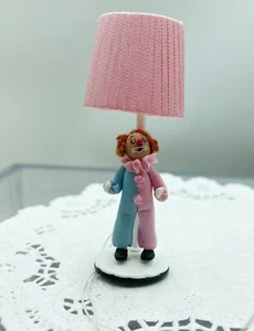 Lámpara de mesa de payaso hecha a mano Arlette Evans única en su clase para habitación infantil casa de muñecas 1:12 - Imagen 1 de 10