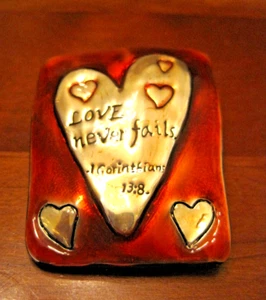 Love Never Fails Brosche Anstecknadel / Halskette Anhänger Herzen Korinther 13:8 - Bild 1 von 5