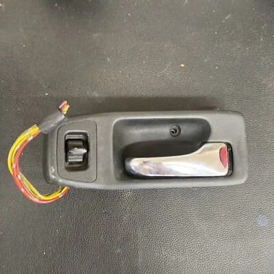 Оригинальная ручка задней двери для правостороннего пассажира Acura Integra 1990-1993 годов выпуска - Изображение 1 из 4