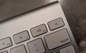 GENUINE Apple Wireless Bluetooth Keyboard A1314 Mac in Silver - Picture 1 of 10