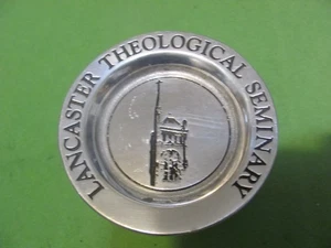 Vintage The Wilton Co. RWP LANCASTER THEOLOGICAL SEMINAR Platte 41/4" Durchmesser - Bild 1 von 4