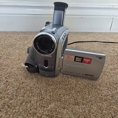 Canon MV700i Camcorder - For Parts or Repair | Damaged Screen - Image 1 of 4