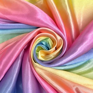 Tela satinada ligera de poliéster arco iris pastel Rae por yarda - Imagen 1 de 5