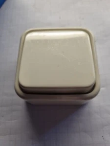 Busch-Jaeger 2601/6AP Wippschalter Aus-/Wechselschaltung Duro 2000 AP cremeweiß - Bild 1 von 2