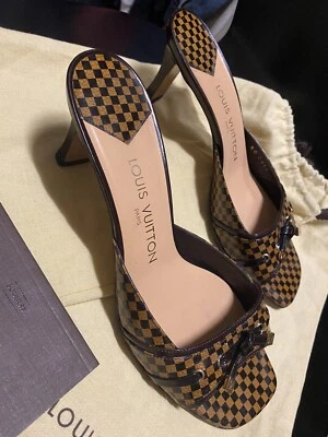 Louis Vuitton Vernis Damier Slide com detalhes dourados! - Imagem 1 de 4