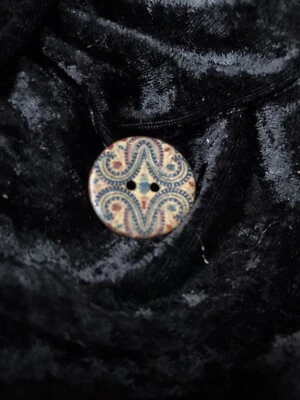 Medium Italian Coconut Shell Blue Paisley Button 23mm - Image 1 of 4