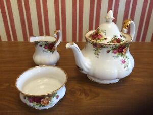 Royal Albert ‘Old Country Roses’ Large Teapot, Milk Jug and Sugar Bowl.