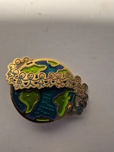 Broche Vintage Firmado Dos Manos Esmalte Hermosos Niños Alrededor del Mundo - Imagen 1 de 3