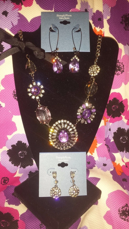 SIMPLY VERA WANG NUEVO CON ETIQUETAS $68 Mujer Collar y 2 Pendientes Conjunto Dijes Morados Foto 1 de 1
