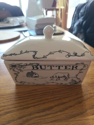 Caja de mantequilla rectangular Creative Co-op Inc marfil y negro con tapa Foto 1 de 4