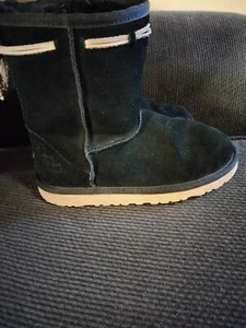 UGG Schuhe Damen 4 Classic Short II schwarz Fell gefüttert Stiefel Winter kuschelig 1016223 - Bild 1 von 5