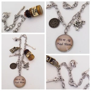 Alicia en el País de las Maravillas estamos todos locos aquí Tea Party BEBEDME BOTELLA Dije Pulsera - Imagen 1 de 1