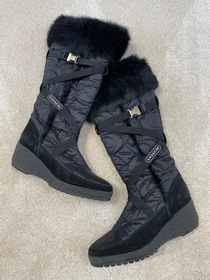 Bota de nieve Coach Mackenzie para mujer de 7,5 de altura acolchada con logotipo de invierno  Foto 1 de 4