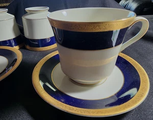 ONE Mikasa Imperial tazza e piattino con piedi blu oro cobalto mai usato L2821 - Foto 1 di 3