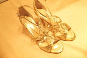 Capparos Damen Gold Stoff mit Schmucksteinen Kleid 4" Absätze Größe 8B NIE GETRAGEN - Bild 1 von 7