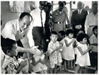 Vietnam  Saïgon  Salle De Classe Le Vice-Président Humphrey Avec De Jeunes Enfan