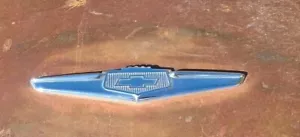 1949 Chevrolet Trunk Emblem Fastback Dry Desert Climate 49 GM Nice Shine OEM 49 - Foto 1 di 24