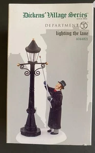 DEPT 56 LIGHTING THE LANE DICKENS VILLAGE 4044821 NEU IM KARTON - Bild 1 von 2