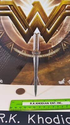 Hot Toys MMS424 DC Wonder Woman Armadura de Entrenamiento 1/6 Figura de Acción Espada Solo Foto 1 de 4