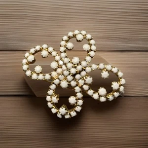 Vintage White Milk Glass Flower, Cabochon, Starburst, Shape Brooch/Pin - Foto 1 di 2